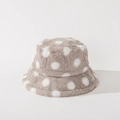 Dettaglio cappello alla pescatora in peluche marrone con grandi pois bianchi invernali - M (56-58cm) / Grigio