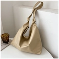 Primer plano del bolso hobo grande beige con elegante detalle de correa con nudos - Caqui