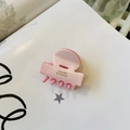Dettaglio della pinza per capelli in acetato rosa con scritta dorata Barrette la France - Rosa - Infinito