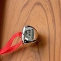 Campanella in metallo argento 2025 Believe con nastro rosso su legno - Argento con testo bianco