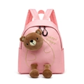 Mochila rosa para niños con osito de peluche 3D y bordado sobre fondo blanco - Rosa