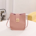 Borsa a tracolla rosa chiaro trama litchi con fibbia dorata quadrata e tracolla sottile - Rosa
