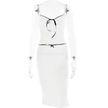 Dettaglio del completo bianco a due pezzi con fiocchi neri e bordatura su manichino - L / Bianco
