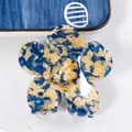 Floral hair claw clip in navy blue and cream marble pattern made of acetate material - Mixed Beige Blue