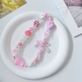 Dettaglio del cinturino per telefono con perline a tulipano rosa e ciondoli a fragola - Catena Fragola / Rosa