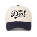 Dettaglio del ricamo GIRL Dad su un cappellino da baseball bicolore in cotone - Bianco Sporco/Blu Navy