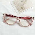 Occhiali cat-eye retrò con montatura in resina rosa traslucida su tessuto bianco - Rosa
