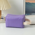 Dettaglio della borsa da trucco in pelle PU viola trapuntata con manico in tessuto - Lavanda