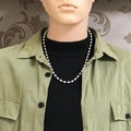 Collar de cuentas de acero de titanio plateado para hombre usado por un modelo masculino - Cuenta de 8mm - 60cm de Largo