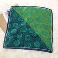 Foulard quadrato in satin da 70cm con rose e design a blocchi di colore verde e blu - 70*70cm / Rosa Blu Verde