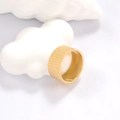 Goldener Ring aus Titanstahl mit vertikalen Streifen auf weißem Wolkendekor - US 8 / Gold