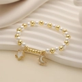 Bracelet perlé élégant avec perles dorées, perles nacrées et pendentifs étoile et lune - Beige
