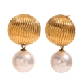 Vintage 18K vergoldete Ballon-Ohrringe mit weißen Perlenanhängern in symmetrischer Ansicht - Gold