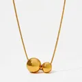Detail der minimalistischen goldenen Doppelkugel-Halskette mit eleganter Schlangenkette - Doppelkugel Gold (KDD839) / 14mm+10mm Doppelkugel