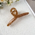 Pinza de pelo color marrón gelatina transparente con diseño único de anillos cruzados - 13cm / Marrón