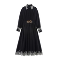 Elegante zwarte overhemdjurk met lange mouwen, wit borduursel en geometrische riem - S / Zwart