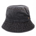 Detalle del gorro de pescador en denim negro lavado con costuras naranjas y logo metálico - M (56-58cm) / Negro