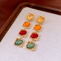 Detailansicht goldener Vintage-Ohrringe mit bunten Steinen auf beigem Leinenstoff - 925 Silberstecker / Ohrringe / Gold-Mehrfarbig