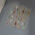 Détail macro de stickers ongles motifs animaux avec contours dorés et fleurs - CO-556 Feuille d'Or