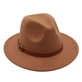 Detalle del sombrero fedora de fieltro marrón con banda de cuero y hebilla de metal plata - M(56-58cm) / Caqui