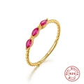 Gros plan du poinçon S925 et de la bague dorée torsadée avec pierres marquise rouges - US 6 / Or(#1)-Pierre en Goutte Rouge