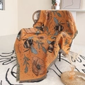 Senfgelbe Boho-Strickdecke mit Bienen- und Blumenmuster sowie Fransenverzierung - 130x160cm / Gelbes Bienen-Mohn-Muster