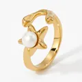Anello aperto dorato a stella con perla bianca dal design organico minimalista - Design Stella Marina e Perla (KD742) / Oro