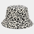 Gros plan du chapeau bob à imprimé léopard montrant la texture et les coutures fines - Taille unique / Petit Léopard Blanc Lait