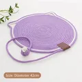 Detalle de alfombra para gatos de cuerda de algodón trenzado morado con orejas y 42cm de diámetro - Con Pelota / Púrpura