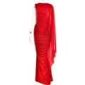Robe longue rouge moulante avec détails plissés et cape en tulle à une épaule - S / Rouge