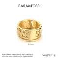 Dettaglio dell'anello in acciaio dorato da 10 mm con maglia cubana e piastra liscia - US 9 / Oro