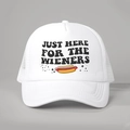 Vue avant d'une casquette trucker blanche avec graphisme hot-dog JUST HERE FOR THE WIENERS - Blanc