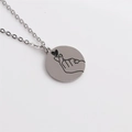 Collana in acciaio inossidabile lucido con ciondolo rotondo e gesto della mano a cuore - Ciondolo Rotondo Gesto del Cuore + Catena a O / Argento