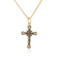 Dettaglio del ciondolo a croce placcato oro 18K con zirconi neri su sfondo bianco lucido - Nero
