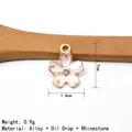 Dettaglio del ciondolo a fiore di ciliegio rosa in lega con strass e dimensioni - Rosa (Strass)