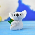Nahaufnahme eines niedlichen grauen Koala-Plüsch-Schlüsselanhängers mit einer Karotte - Grau / 10cm