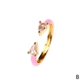 Detail eines 18K vergoldeten offenen Rings mit rosa Emaille und Zirkonia im Tropfenschliff - Rosa Emaille mit Klarem Zirkonia