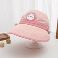Dettaglio della visiera rosa per bambini con ricamo a coniglio e fibbie regolabili laterali - 52-54cm (3-8 Anni) / Rosa