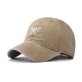 Dettaglio del ricamo a mano shaka su cappellino da baseball in twill marrone chiaro - Cachi