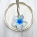 Pinza per capelli a forma di plumeria bianca con sfumatura blu per un look da mare - Grande / Bianco con blu brillante