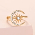 Anillo ajustable de sol y luna dorado con circonitas sobre un pedestal rosa minimalista - Abierto Ajustable / Dorado