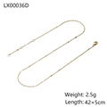 Detail der goldenen Schlangenkette mit Maßen 42+5cm und Gewicht 2,5g auf weißem Hintergrund - LX00036D