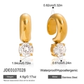 Dettaglio di orecchini a cerchio in acciaio placcato oro 18K con zirconi rotondi - Stile Zirconia Oro (JDE0107028)