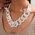 Dettaglio della collana a catena grossa in acrilico bianco con macchie blu e fiocco - Collana / Collana-Bianco