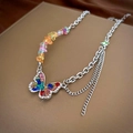 Dettaglio pendente a farfalla con pietre colorate e catena d'argento su seta pura - Collana in Pietra Naturale E Strass a Farfalla