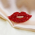 Elegante broche de labios rojos con cristales brillantes sobre seda champán - Labio rojo de diamantes de imitación
