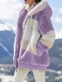 Vista dettagliata della giacca con cappuccio in peluche patchwork da donna in viola. - Taglia S / Top (F-80160) / Viola