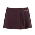 Détail du short asymétrique violet foncé avec une chaîne en métal élégante sur le côté - XS / Fuchsia
