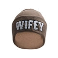 Détail de la maille du bonnet marron WIFEY avec broderie de lettres blanches - Marron