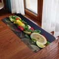 Tappeto passatoia in flanella assorbente con stampe di limoni e fragole su base scura - 40x60cm / Mix di Frutta Realistico - Sfondo Nero